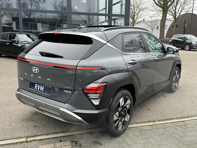 Hyundai Kona 1.6 GDI HEV Premium Sky VAN: 44.300,- VOOR: 35.877,- UW EINDEJAARSVOORDEEL: 8.413,- euro FULL HYBRID | NIEUWE AUTO MET REGISTRATIE | VOLLE AUTO! | FABR GARANTIE T/M 12-2029