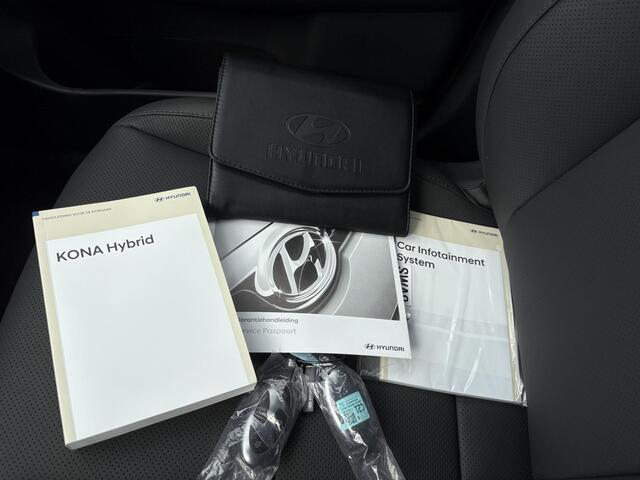 Hyundai Kona 1.6 GDI HEV Premium / ¤ 3.000,- Voordeel Op Nieuwprijs / Rijklaarprijs / Direct Leverbaar /Modeljaar 2026 / Navigatie / 18" LMV / Adaptieve Cruise Control / Parkeersensoren voor en achter / Stoelverkoeling / Stuurverwarming /