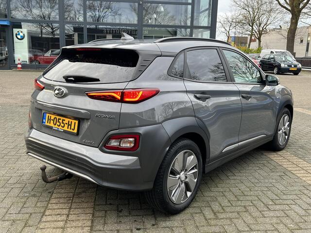 Hyundai Kona EV Premium 64 kWh SKY|VAN: ¤20.900,- VOOR: ¤18.877,- UW EINDEJAARSVOORDEEL: ¤2.023,-| 3-FASE| STOEL + STUURVERWARMING| STOEL VENTILATIE| AFN. TREKHAAK| DODE HOEK | CAMERA| HEAD-UP DISPLAY| PANO|