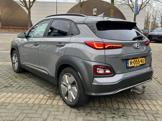 Hyundai Kona EV Premium 64 kWh SKY|VAN: ¤20.900,- VOOR: ¤18.877,- UW EINDEJAARSVOORDEEL: ¤2.023,-| 3-FASE| STOEL + STUURVERWARMING| STOEL VENTILATIE| AFN. TREKHAAK| DODE HOEK | CAMERA| HEAD-UP DISPLAY| PANO|