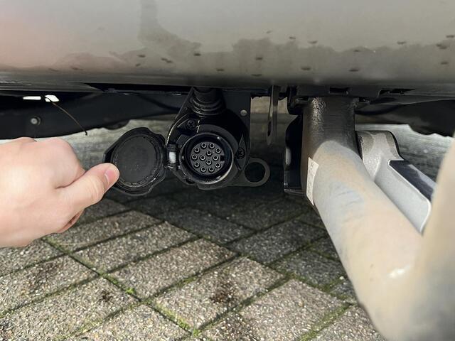 Hyundai Kona EV Premium 64 kWh SKY|VAN: ¤20.900,- VOOR: ¤18.877,- UW EINDEJAARSVOORDEEL: ¤2.023,-| 3-FASE| STOEL + STUURVERWARMING| STOEL VENTILATIE| AFN. TREKHAAK| DODE HOEK | CAMERA| HEAD-UP DISPLAY| PANO|