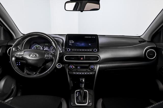 Hyundai Kona 1.6 GDI HEV Comfort - Automaat | Cruise | PDC | Camera | NAV + App. Connect | ECC | Afn. Trekhaak | DAB | LM 16" |