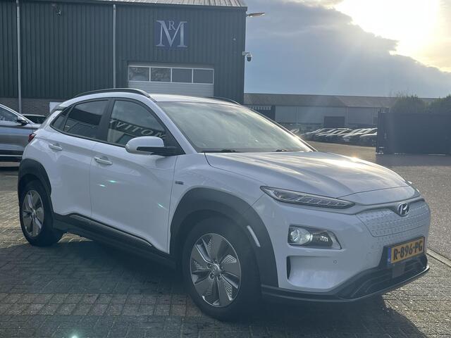 Hyundai Kona EV Premium Sky 64 kWh VAN: ¤20.900,- VOOR: ¤19.440,- UW EINDEJAARSVOORDEEL: ¤2.023,-PANORAMA DAK | 3-FASE | LEDER | STOEL VERWARM, VENTILATIE | CAMERA | RIJKLAAR INCL. 12 MND BOVAG GARANTIE