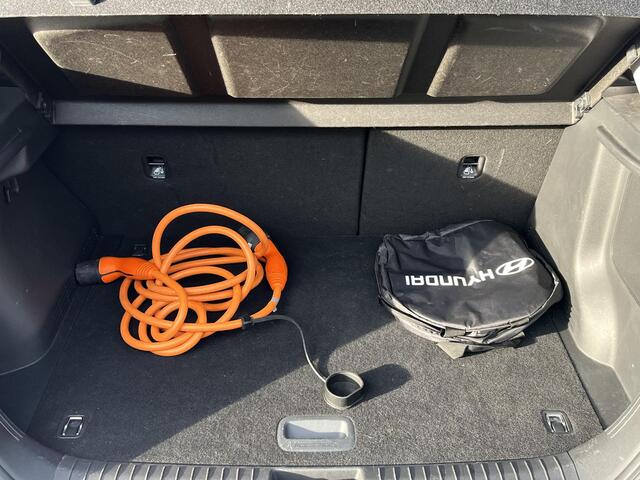 Hyundai Kona EV Premium Sky 64 kWh VAN: ¤20.900,- VOOR: ¤19.440,- UW EINDEJAARSVOORDEEL: ¤2.023,-PANORAMA DAK | 3-FASE | LEDER | STOEL VERWARM, VENTILATIE | CAMERA | RIJKLAAR INCL. 12 MND BOVAG GARANTIE