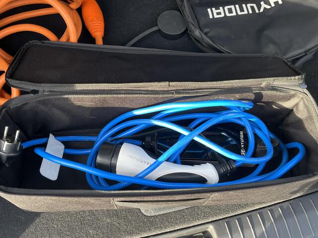 Hyundai Kona EV Premium Sky 64 kWh VAN: ¤20.900,- VOOR: ¤19.440,- UW EINDEJAARSVOORDEEL: ¤2.023,-PANORAMA DAK | 3-FASE | LEDER | STOEL VERWARM, VENTILATIE | CAMERA | RIJKLAAR INCL. 12 MND BOVAG GARANTIE