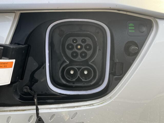 Hyundai Kona EV Premium Sky 64 kWh VAN: ¤20.900,- VOOR: ¤19.440,- UW EINDEJAARSVOORDEEL: ¤2.023,-PANORAMA DAK | 3-FASE | LEDER | STOEL VERWARM, VENTILATIE | CAMERA | RIJKLAAR INCL. 12 MND BOVAG GARANTIE