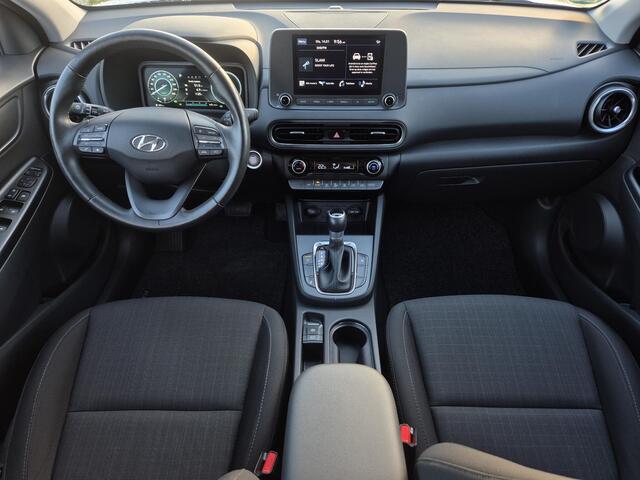 Hyundai Kona 1.6 GDI HEV Comfort Automaat / Dealer onderhouden / Trekhaak afneembaar / Trekgewicht 1300 Kg / Stuur en Stoel verwarming / Navigatie via Apple Carplay Android Auto / Achteruitrijcamera / Draadloze telefoon lader /