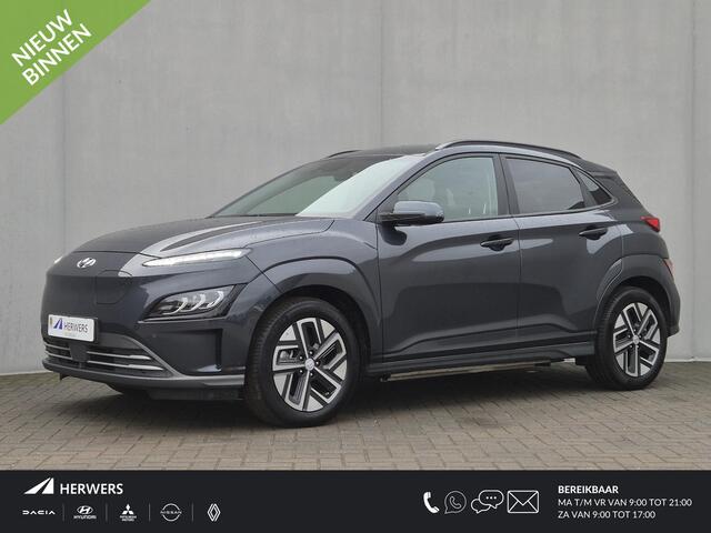 Hyundai Kona EV Comfort Smart 39 kWh Automaat / Accu SOH 96% / Fabrieksgarantie tot 21-08-2028 / WLTP bereik 305 km stad 435 km / Stuur en Stoelverwarming / Adaptief CC / Achteruitrijcamera / Warmtepomp / Apple Carplay Android Auto /