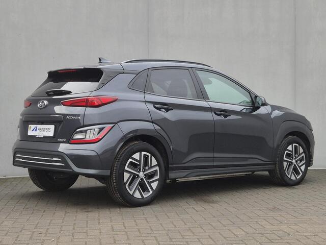 Hyundai Kona EV Comfort Smart 39 kWh Automaat / Accu SOH 96% / Fabrieksgarantie tot 21-08-2028 / WLTP bereik 305 km stad 435 km / Stuur en Stoelverwarming / Adaptief CC / Achteruitrijcamera / Warmtepomp / Apple Carplay Android Auto /