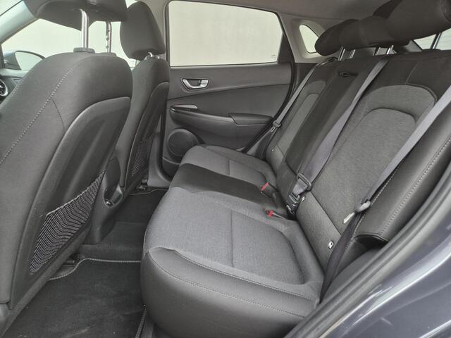 Hyundai Kona EV Comfort Smart 39 kWh Automaat / Accu SOH 96% / Fabrieksgarantie tot 21-08-2028 / WLTP bereik 305 km stad 435 km / Stuur en Stoelverwarming / Adaptief CC / Achteruitrijcamera / Warmtepomp / Apple Carplay Android Auto /