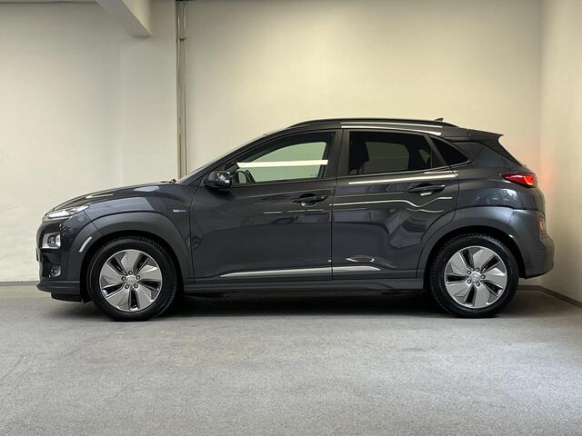 Hyundai Kona EV Premium 64 kWh | 1e-EIG. | 3-FASE | SOH 100% | HEAD-UP | STOELKOELING |