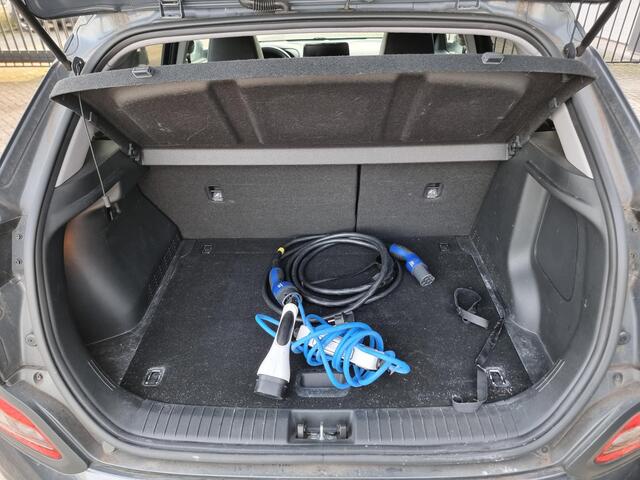Hyundai Kona EV Fashion 64 kWh | SoH 96,1% | Stoelverwarming | Navigatie | Achteruitrijcamera |