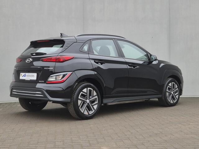 Hyundai Kona EV Comfort Smart 39 kWh Automaat / Fabrieksgarantie tot 11-2027 / Batterijgarantie 8 jaar / Accu SOG 95,70% / Allseason banden / CCS snelladen / Stuur- & Stoelverwarming / Navigatie via Apple Carplay of Android Auto / Adaptief cruise control /
