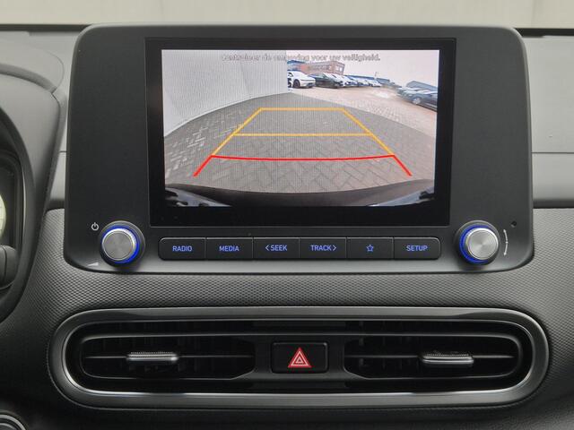 Hyundai Kona EV Comfort Smart 39 kWh Automaat / Fabrieksgarantie tot 11-2027 / Batterijgarantie 8 jaar / Accu SOG 95,70% / Allseason banden / CCS snelladen / Stuur- & Stoelverwarming / Navigatie via Apple Carplay of Android Auto / Adaptief cruise control /