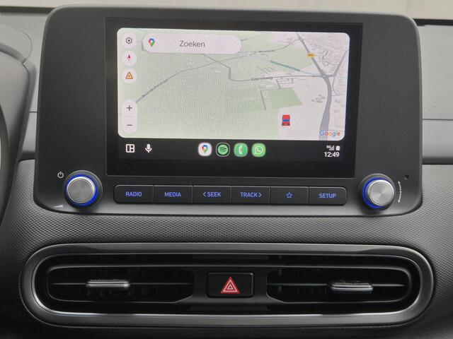 Hyundai Kona EV Comfort Smart 39 kWh Automaat / Fabrieksgarantie tot 11-2027 / Batterijgarantie 8 jaar / Accu SOG 95,70% / Allseason banden / CCS snelladen / Stuur- & Stoelverwarming / Navigatie via Apple Carplay of Android Auto / Adaptief cruise control /