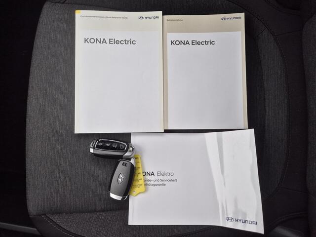 Hyundai Kona EV Comfort Smart 39 kWh Automaat / Fabrieksgarantie tot 11-2027 / Batterijgarantie 8 jaar / Accu SOG 95,70% / Allseason banden / CCS snelladen / Stuur- & Stoelverwarming / Navigatie via Apple Carplay of Android Auto / Adaptief cruise control /