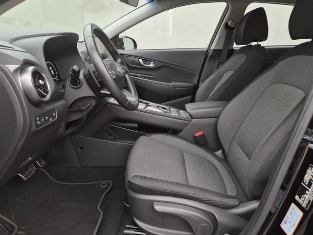 Hyundai Kona EV Comfort Smart 39 kWh Automaat / Fabrieksgarantie tot 11-2027 / Batterijgarantie 8 jaar / Accu SOG 95,70% / Allseason banden / CCS snelladen / Stuur- & Stoelverwarming / Navigatie via Apple Carplay of Android Auto / Adaptief cruise control /