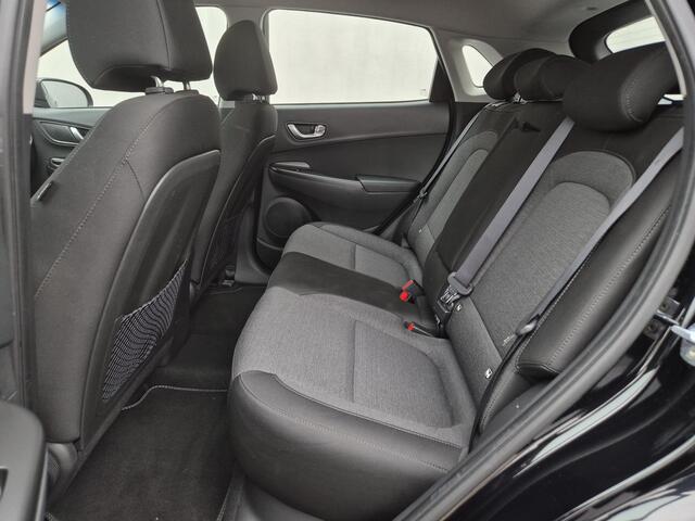 Hyundai Kona EV Comfort Smart 39 kWh Automaat / Fabrieksgarantie tot 11-2027 / Batterijgarantie 8 jaar / Accu SOG 95,70% / Allseason banden / CCS snelladen / Stuur- & Stoelverwarming / Navigatie via Apple Carplay of Android Auto / Adaptief cruise control /