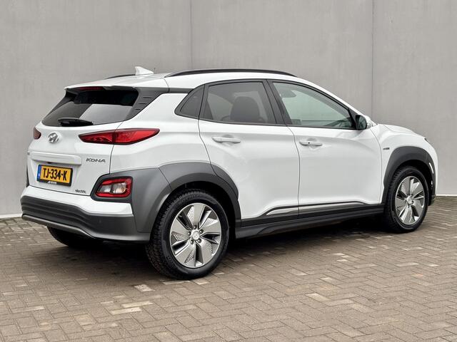 Hyundai Kona EV Premium 64 kWh / Volledig Dealer Onderhouden / 8 jaar batterijgarantie tot 160.000km / SOH 100% / 3-Fase / Adaptieve cruise control / HUD / Lederen bekleding / Stoelverwarming, Stoelventilatie & Stuurverwarming / Apple carplay/Android auto /