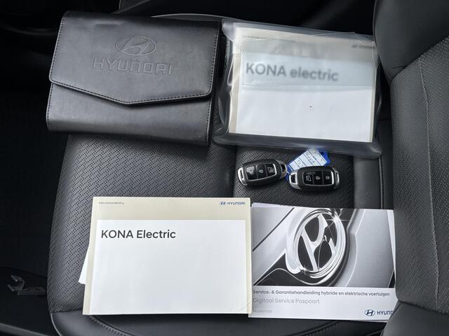 Hyundai Kona EV Premium 64 kWh / Volledig Dealer Onderhouden / 8 jaar batterijgarantie tot 160.000km / SOH 100% / 3-Fase / Adaptieve cruise control / HUD / Lederen bekleding / Stoelverwarming, Stoelventilatie & Stuurverwarming / Apple carplay/Android auto /
