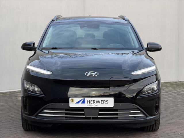 Hyundai Kona EV Premium 64 kWh Automaat / SOH 100% / HUD / Stoelverwarming / ACC / Dodehoek Detecetie / Apple Carplay & Android Auto / Elektr. Stoel verstelling / Lederen Bekleding / Krell Audio /