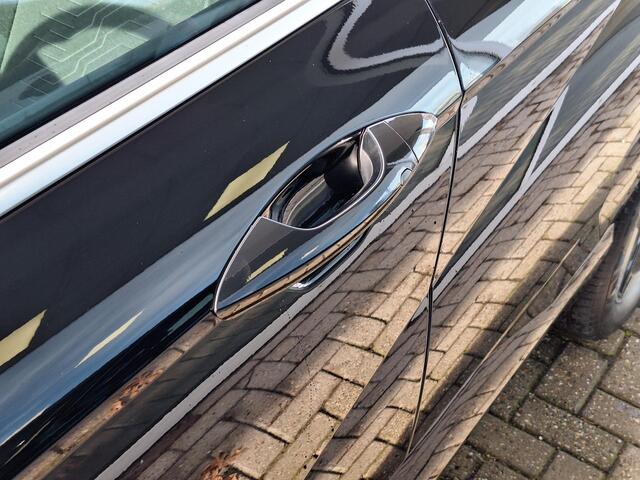 Hyundai Kona Electric Comfort Smart 65.4 kWh | Apple Carplay/ Android Auto | Stoelverwarming/stuurverwarming | Achteruitrijcamera | Head-up Display | Navigatie | Elektrische achterklep |