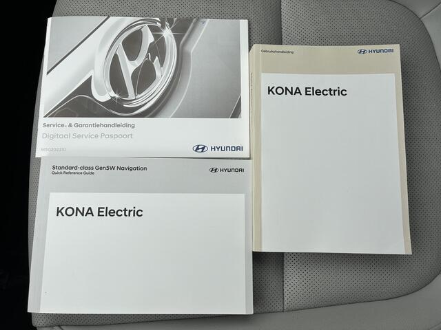 Hyundai Kona EV Business 64 kWh / Fabrieksgarantie t/m 11-2028 / SOH 100% / Dealer Onderhouden / NL auto / Adaptieve Cruise Control / Stoelverwarming / Achteruitrijcamera / Navigatie / Apple Carplay/Android Auto / KRELL audio