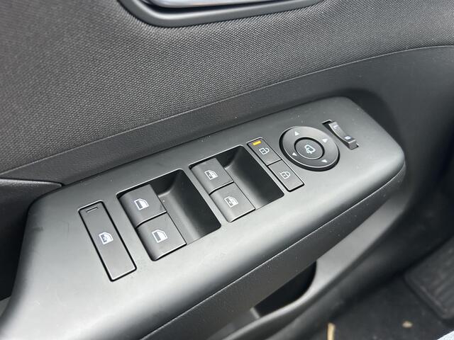 Hyundai Kona Long Range Pure Edition 64.8 kWh / Snel Leverbaar / Navigatie / Cruise Control Adaptief / Stoelverwarming Voorzijde /