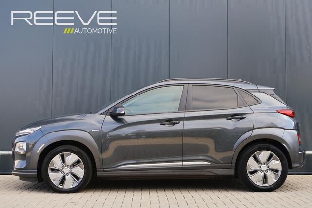 Hyundai Kona EV Premium Sky 64 kWh | 98% soh! | Leer | Trekhaak | Camera | HUD | Stoelverwarming - Koeling | Adaptieve Cruise Control | Schuif / kanteldak
