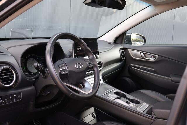 Hyundai Kona EV Premium Sky 64 kWh | 98% soh! | Leer | Trekhaak | Camera | HUD | Stoelverwarming - Koeling | Adaptieve Cruise Control | Schuif / kanteldak