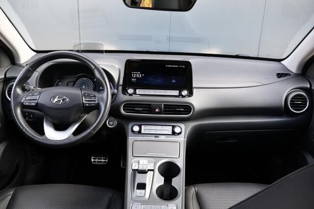 Hyundai Kona EV Premium Sky 64 kWh | 98% soh! | Leer | Trekhaak | Camera | HUD | Stoelverwarming - Koeling | Adaptieve Cruise Control | Schuif / kanteldak