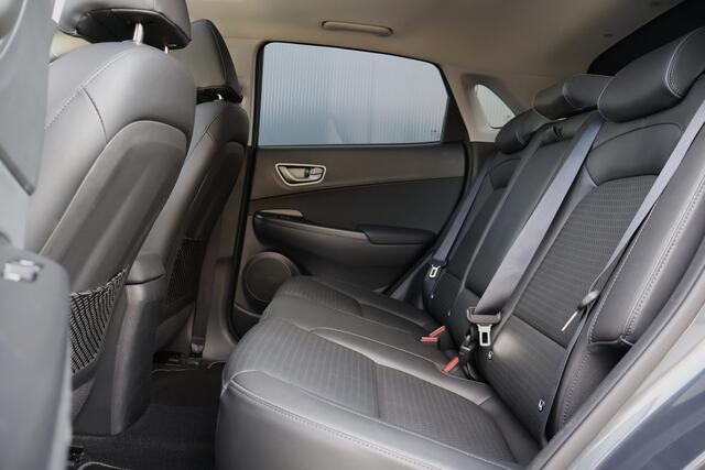 Hyundai Kona EV Premium Sky 64 kWh | 98% soh! | Leer | Trekhaak | Camera | HUD | Stoelverwarming - Koeling | Adaptieve Cruise Control | Schuif / kanteldak