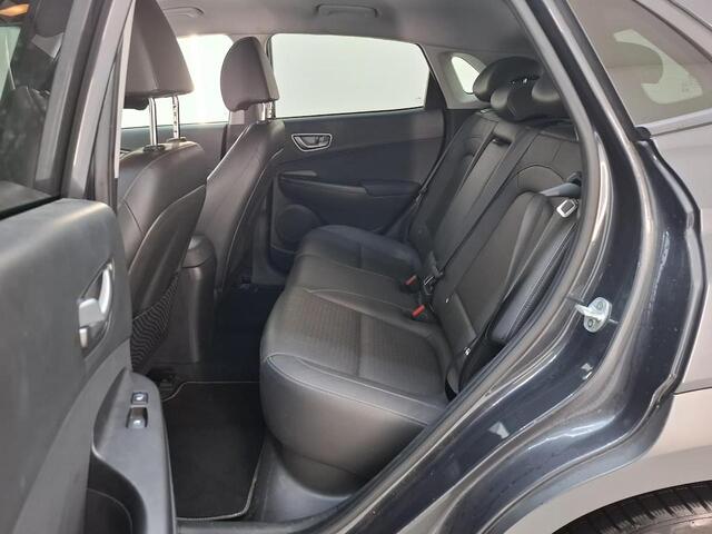 Hyundai Kona EV PREMIUM 64 KWH I LEDEREN BEKLEDING I 3-FASE I 100% SOH I STOELVERWARMING I APPLE CARPLAY