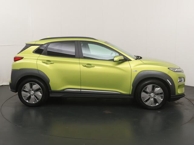 Hyundai Kona EV Premium 64 kWh | Trekhaak | Voorstoelen vewarmd&verkoeld | Warmtepomp | Adapt. Cruise | HUD | Leder |