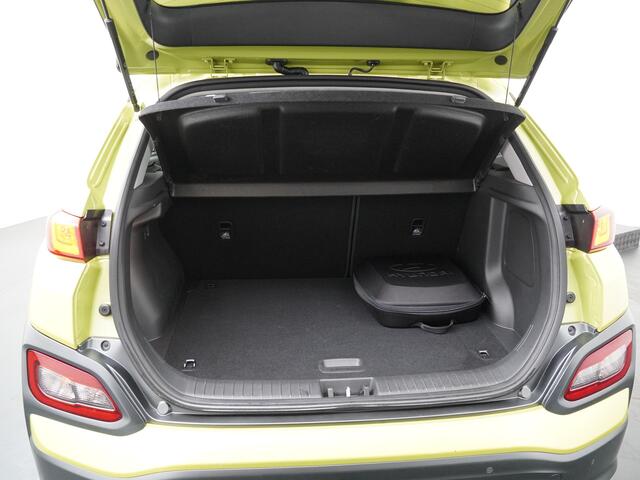 Hyundai Kona EV Premium 64 kWh | Trekhaak | Voorstoelen vewarmd&verkoeld | Warmtepomp | Adapt. Cruise | HUD | Leder |