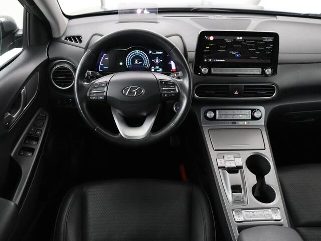 Hyundai Kona EV Premium 64 kWh | SOH 100% | 3 Fase | Stoelventilatie | Leder | Head-Up | Warmtepomp | Camera | Achterbankverwarming | Carplay | Navigatie | Adaptive cruise | Keyless | Parkeerhulp