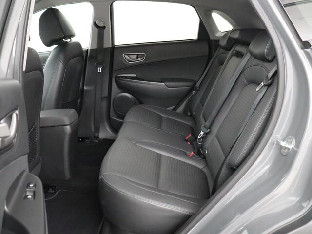 Hyundai Kona EV Premium 64 kWh | SOH 100% | 3 Fase | Stoelventilatie | Leder | Head-Up | Warmtepomp | Camera | Achterbankverwarming | Carplay | Navigatie | Adaptive cruise | Keyless | Parkeerhulp