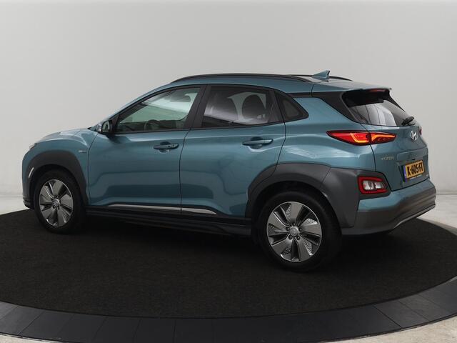 Hyundai Kona EV Premium 64 kWh | SOH 95% | Stoelventilatie | Leder | Head-Up | Warmtepomp | Camera | Achterbankverwarming | Carplay | Navigatie | Adaptive cruise | Keyless | Parkeerhulp