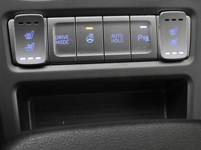 Hyundai Kona EV Premium 64 kWh | SOH 95% | Stoelventilatie | Leder | Head-Up | Warmtepomp | Camera | Achterbankverwarming | Carplay | Navigatie | Adaptive cruise | Keyless | Parkeerhulp