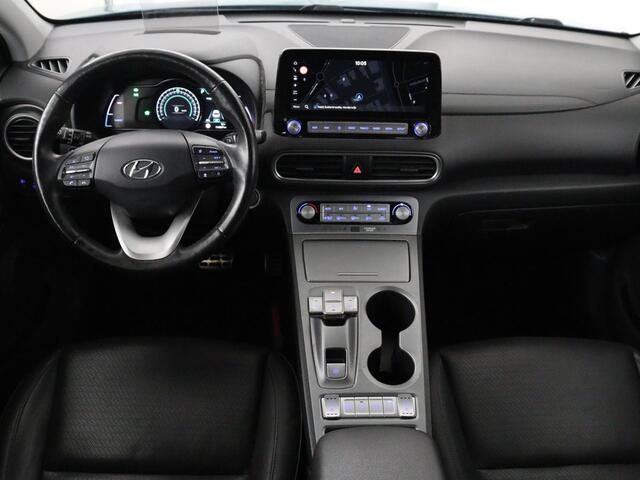Hyundai Kona EV Premium 64 kWh | SOH 95% | Stoelventilatie | Leder | Head-Up | Warmtepomp | Camera | Achterbankverwarming | Carplay | Navigatie | Adaptive cruise | Keyless | Parkeerhulp