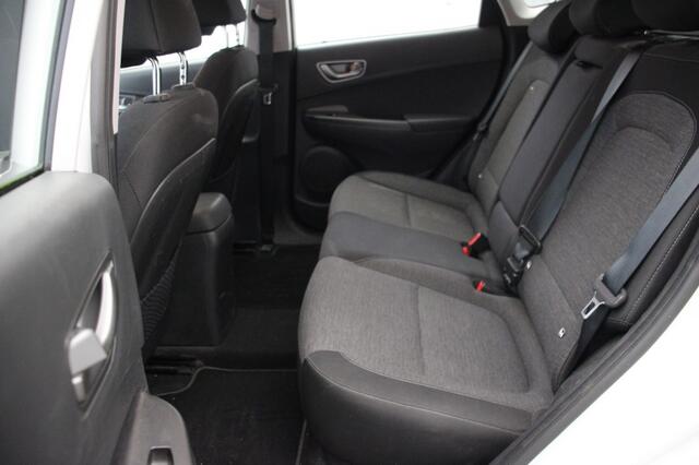Hyundai Kona Comfort 64 kWh - Carplay, Navi, Cruise, Camera, Trekhaak, SOH 100%