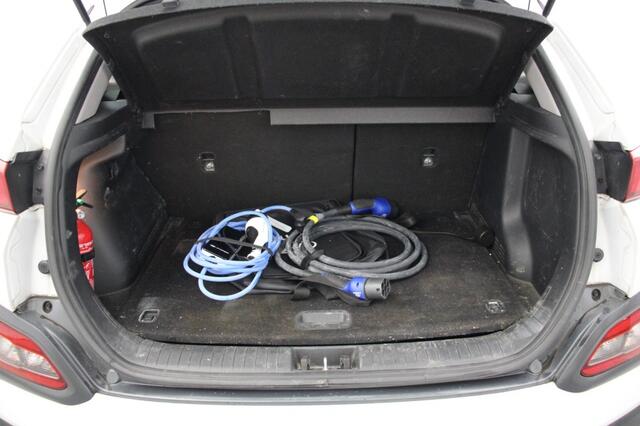 Hyundai Kona Comfort 64 kWh - Carplay, Navi, Cruise, Camera, Trekhaak, SOH 100%