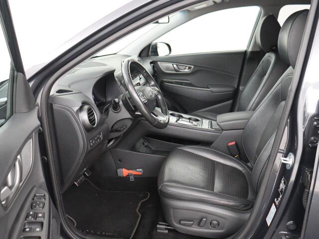 Hyundai Kona EV Limited 64 kWh | SOH 100% | 3 Fase | Stoelventilatie | Head-Up | Adaptive cruise | Camera | Leder | Carplay | Achterbankverwarming | Warmtepomp | Keyless | Full LED | Dodehoek detectie