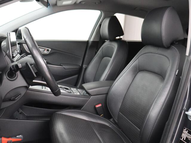 Hyundai Kona EV Limited 64 kWh | SOH 100% | 3 Fase | Stoelventilatie | Head-Up | Adaptive cruise | Camera | Leder | Carplay | Achterbankverwarming | Warmtepomp | Keyless | Full LED | Dodehoek detectie
