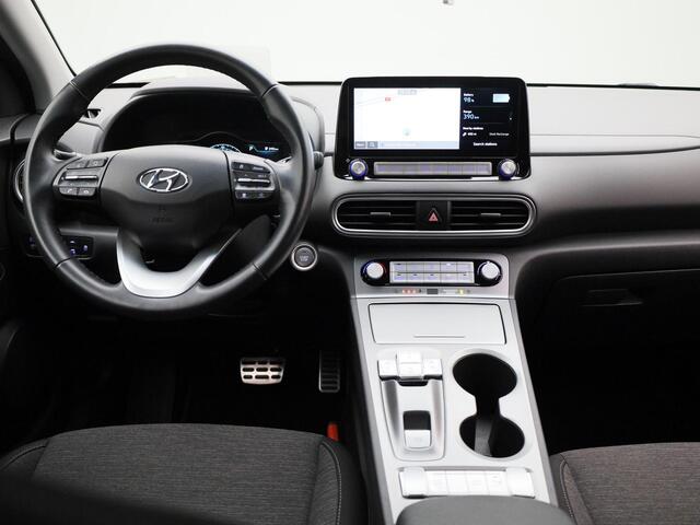 Hyundai Kona EV Fashion 64 kWh | Climate Control / ECC | Licht metalen velgen 17 inch | Cruise control Adaptivem | Connectiviteit | Navigatie | Park Distance Control achter | Achteruitrijcamera | Dakrailing |