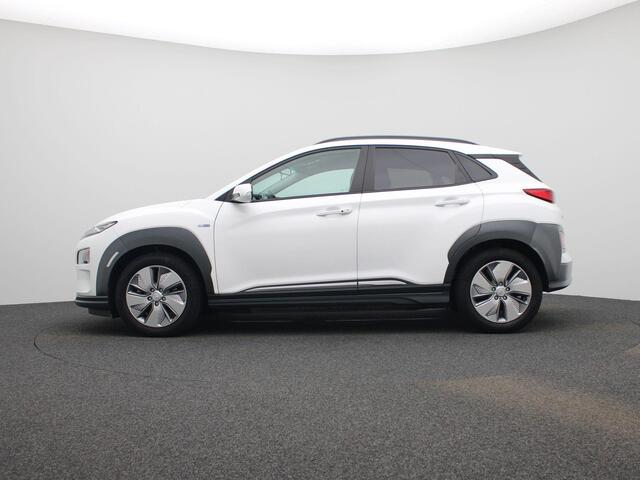 Hyundai Kona EV Fashion 64 kWh | Climate Control / ECC | Licht metalen velgen 17 inch | Cruise control Adaptive| Navigatie | Park Distance Control achter | Achteruitrijcamera | Dakrailing |