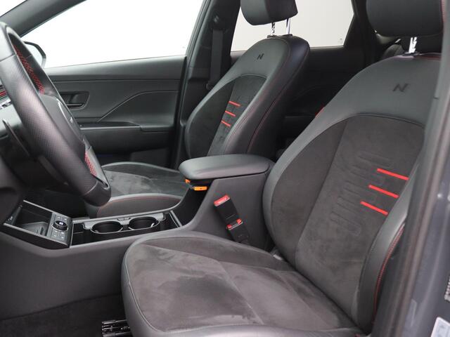 Hyundai Kona 1.6 GDI HEV N Line Sky 141PK Aut. Trekhaak, Schuifdak, Memorystoel, Keyless, Elektr. Achterklep, Navi, 360gr. Camera, 18" LM Velgen, Stoel verwarming & ventilatie, Stuurverwarming