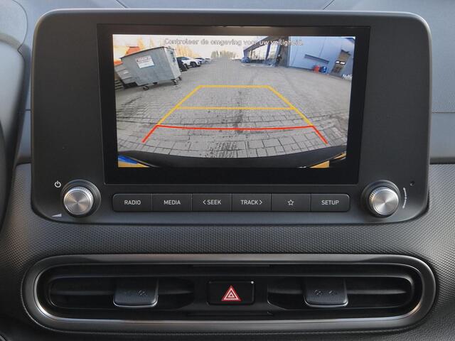 Hyundai Kona EV Comfort Smart 64 kWh Automaat / Accu SOH 100% / CCS snellader / WLTP bereik 484 km bereik stad 660 km / Stuur- & Stoelverwarming / Navigatie via Apple Carplay/Android Auto / Adaptief cruise control / Achteruitrijcamera / Keyless Entry/Start /