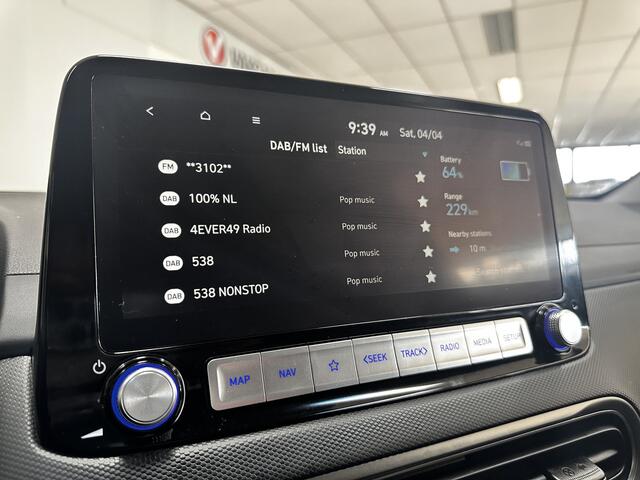 Hyundai Kona EV Fashion 64 kWh/ Two-Tone/ 17'' LMV/ LED Koplampen/ Keyless/ Virtual Dashb./ Apple + Android/ Adaptive Cruise/ Camera/ Lane-Assist./ Navi/ DAB+/ Dode-Hoek DET./ Extra getint glas.