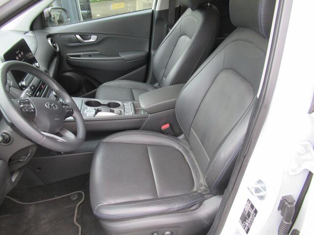 Hyundai Kona EV Premium 64 kWh | 3 fase | Warmtepomp 2e eigen | dealer onderh | tr.haak | full option !